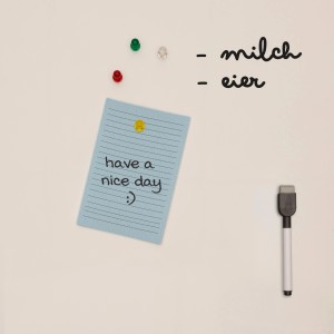 Venilia Whiteboard Folie mit Zubehör: Notizen, Magnete und Stift auf weißer Fläche.