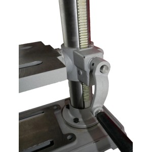 Detailaufnahme: Rotwerk TB16 Tischbohrmaschine mit Bohrtisch-Höhenverstellung.