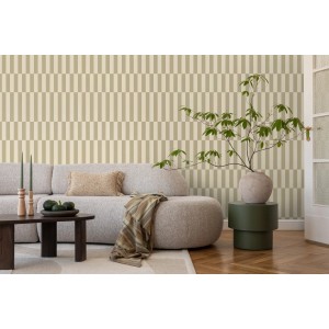 ESTAhome Streifen Tapete in Beige-Braun an Wohnzimmerwand hinter Couch.