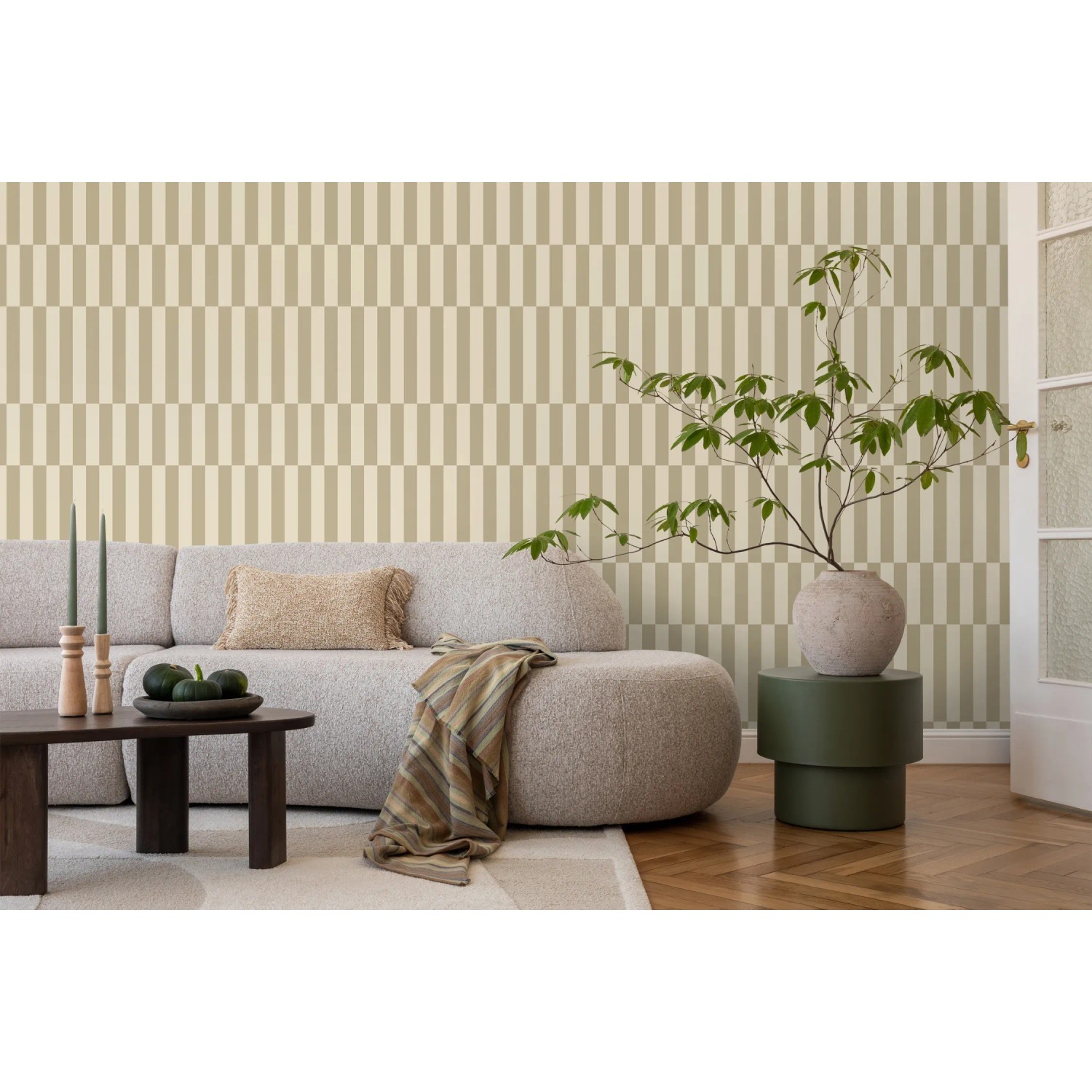 ESTAhome Streifen Tapete in Beige-Braun an Wohnzimmerwand hinter Couch.