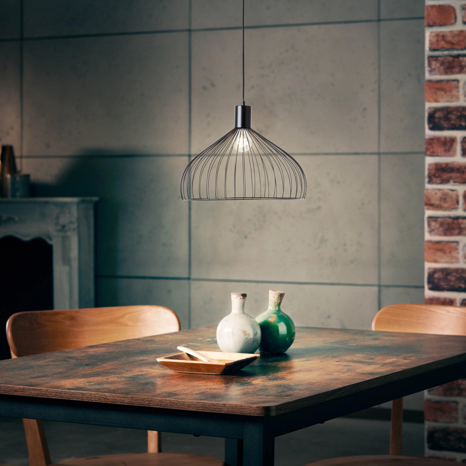 Schwarz matte Pendelleuchte Blacky, Ø 40 cm, aus Metall über Esstisch. Moderne Innenraumbeleuchtung.