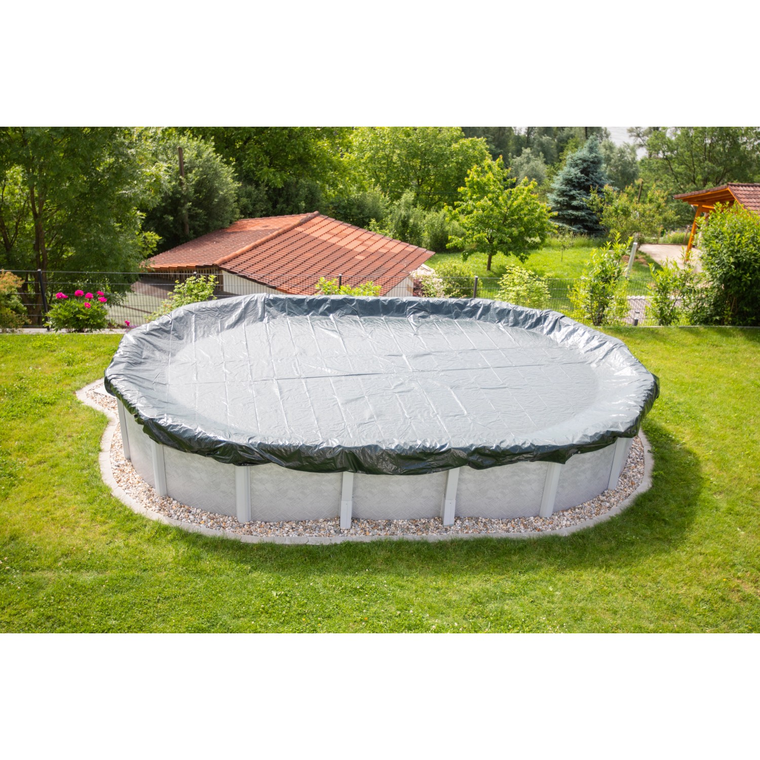Steinbach Winterabdeckplane für Ovalbecken 620x360 cm auf Pool im Garten.