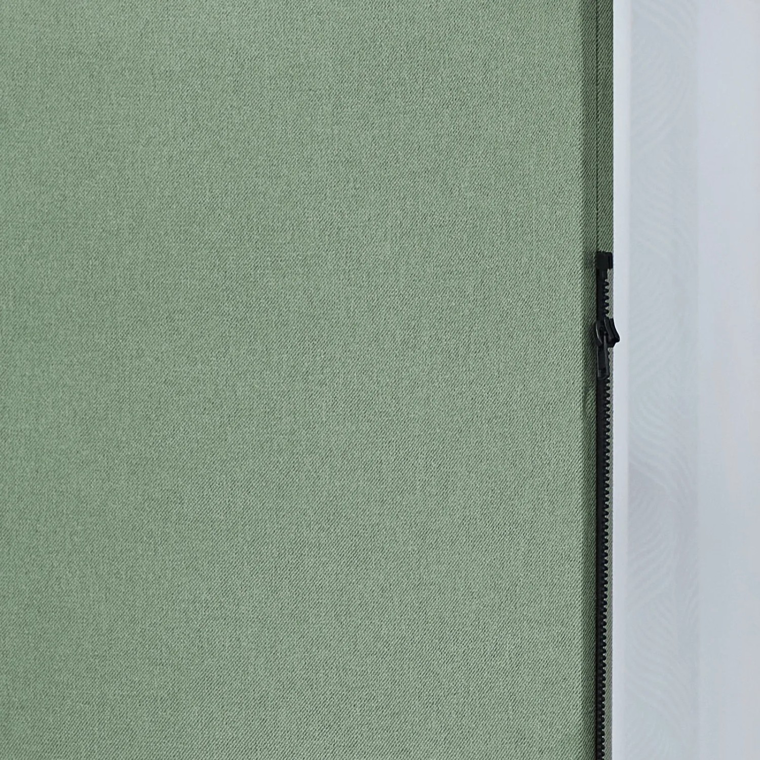 Detailansicht der grünen Svita Otis Stellwand mit Reißverschluss zur Verbindung mehrerer Elemente.