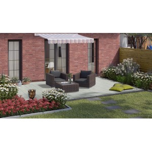 Verlegte, wassergestrahlte Terrassenplatten Rom Grau-Schwarz (40x40x5 cm) mit Gartenmöbeln.