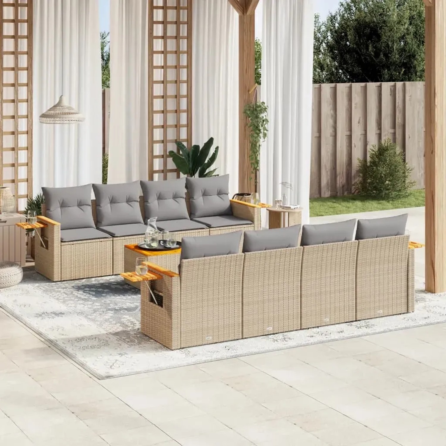 Beige 9-teilige Garten-Sofagarnitur aus Polyrattan mit hellgrauen Kissen.