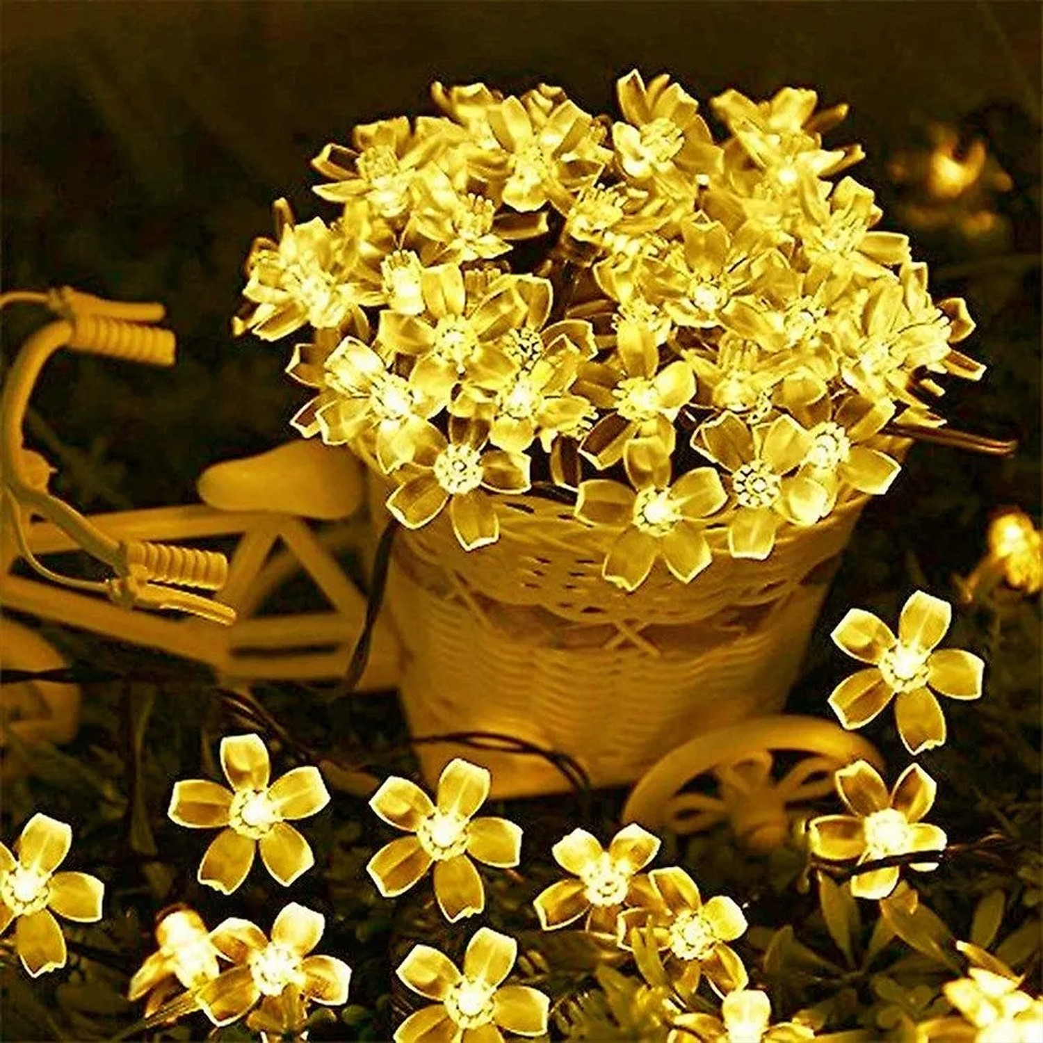 Warmweiße Solar-Lichterkette mit 20 leuchtenden Kirschblüten in einem Korb, für Garten- & Weihnachtsdeko.