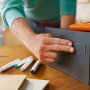 Anwendung von Tesa Universal-Klebeband doppelseitig mit Nano-Power auf Regal.