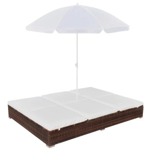 Braunes Outdoor-Loungebett mit Sonnenschirm und weißen Kissen aus Polyrattan.