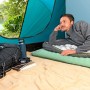Mann liegt entspannt auf Bestway Luftmatratze ComforTrek im Zelt. Camping & Zubehör.