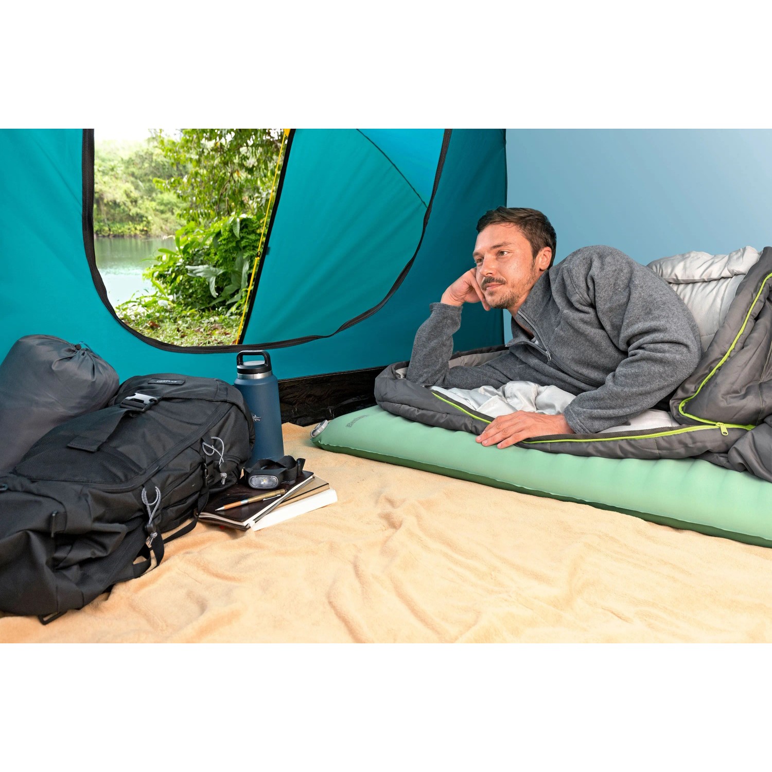 Mann liegt entspannt auf Bestway Luftmatratze ComforTrek im Zelt. Camping & Zubehör.