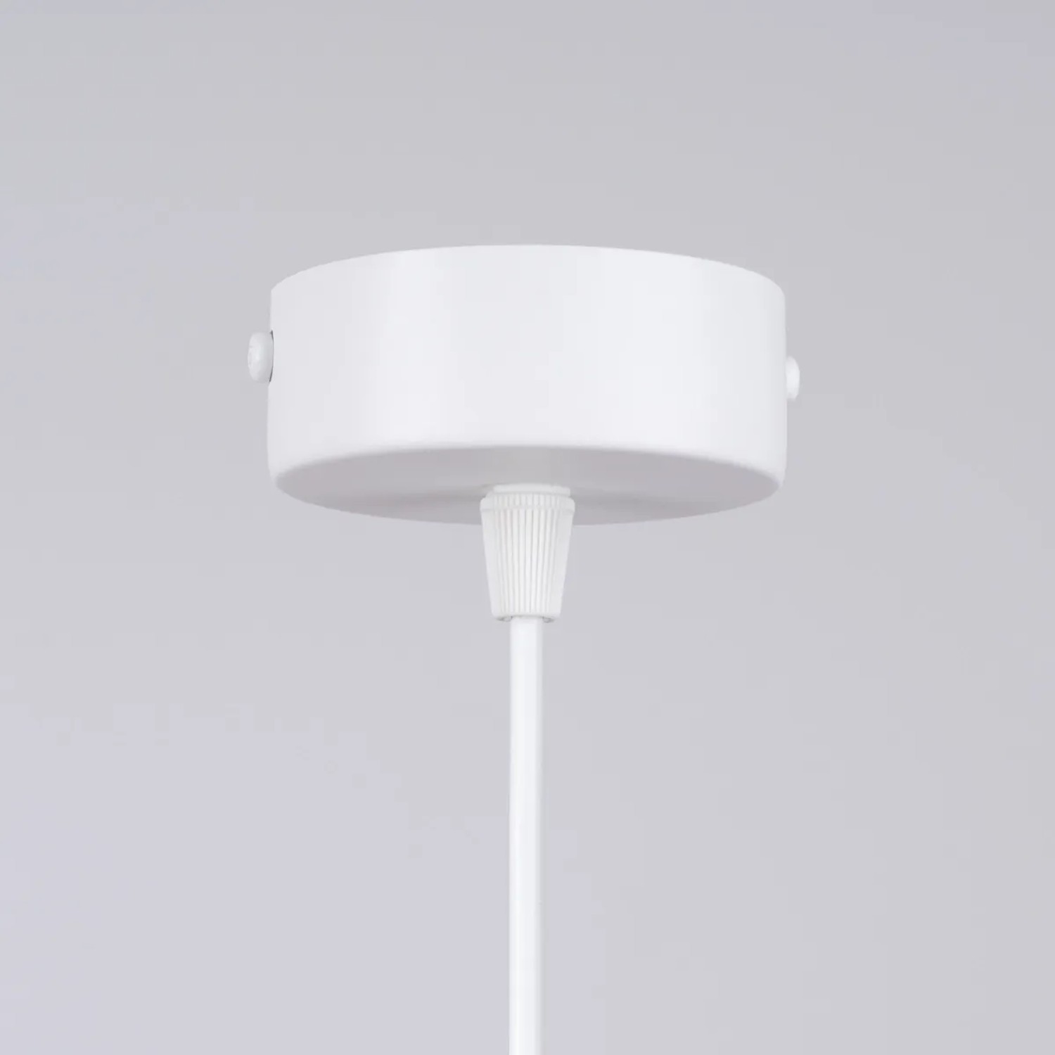 Detailaufnahme der weißen Sollux Lighting Pendelleuchte Hyperion 1, Lampen & Leuchten.