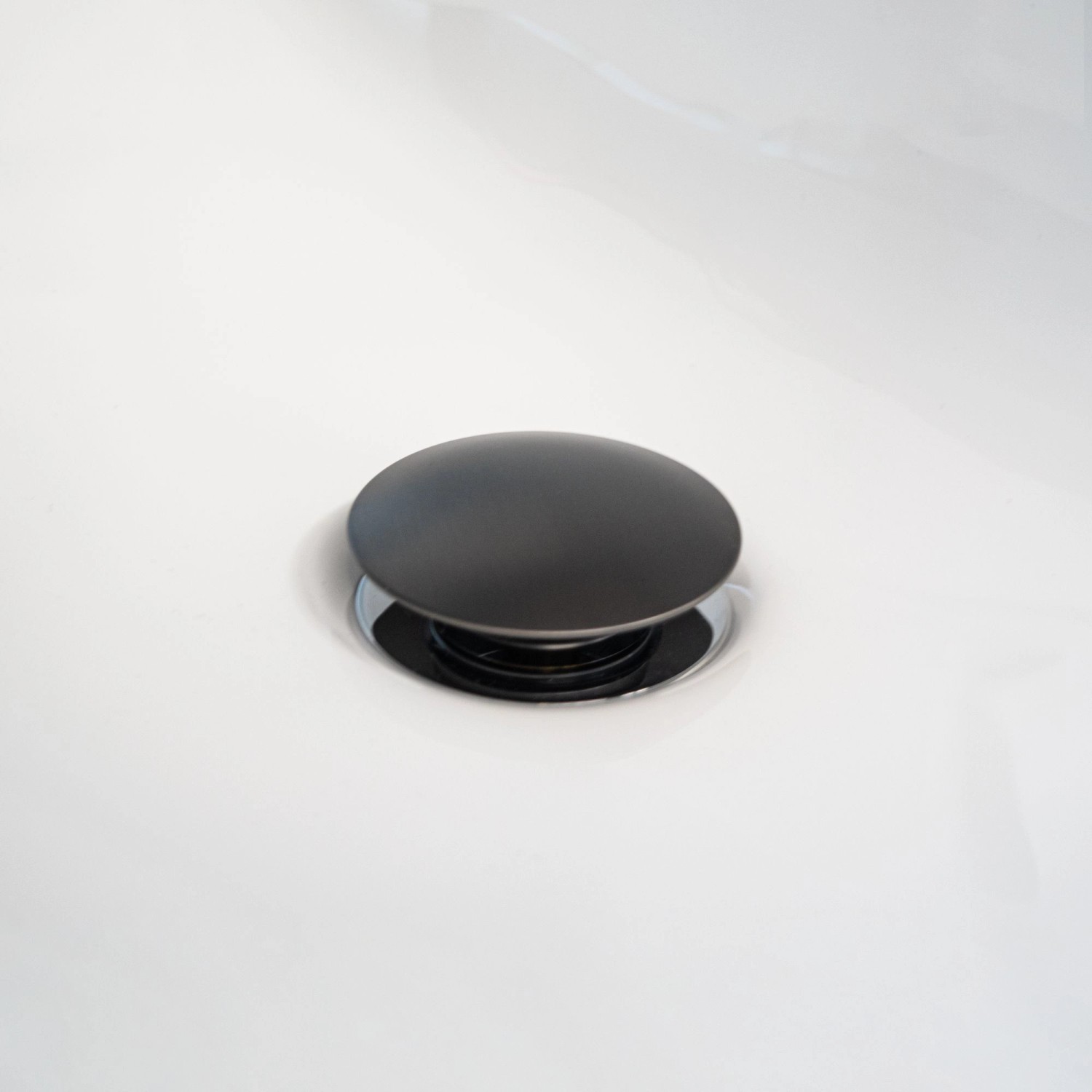 Detailaufnahme Ablaufgarnitur in Industrial für Schöner Wohnen Waschtischarmatur Kadia.