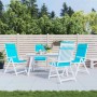 Vier türkise Hochlehner-Auflagen aus Oxford-Gewebe auf weißen Gartenstühlen für Terrasse & Garten.