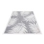 Grauer payé Outdoor Teppich Sommer 68, 160x230 cm mit weißem Palmenblatt-Muster.