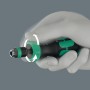 Wera Bit-Handhalter im Einsatz: Schraubendreher mit Ratsche und Bitaufnahme in der Hand.