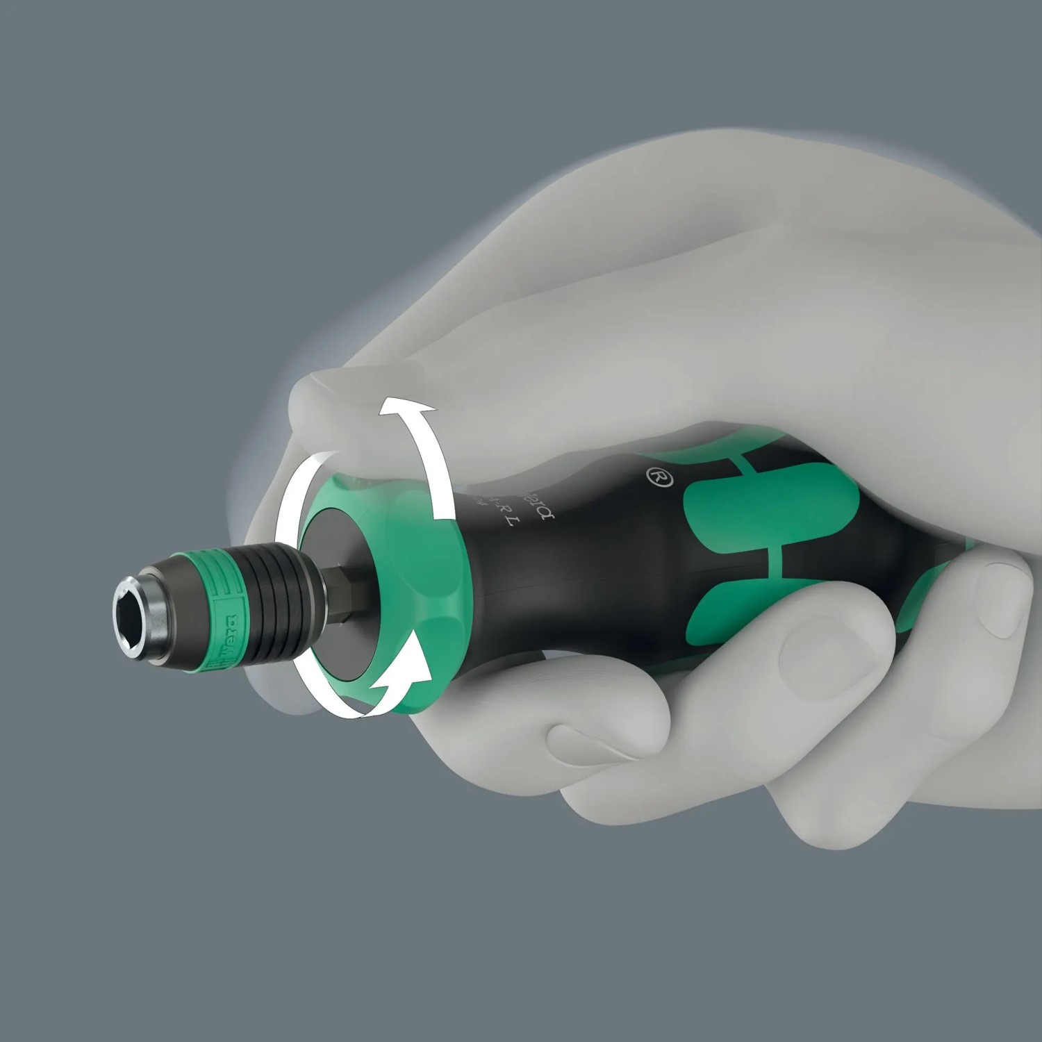 Wera Bit-Handhalter im Einsatz: Schraubendreher mit Ratsche und Bitaufnahme in der Hand.