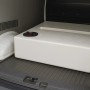 Weißer, rechteckiger KMND 400L Trinkwasser Wassertank aus PE im Transporter. Ideal für Transport & mobile Nutzung.