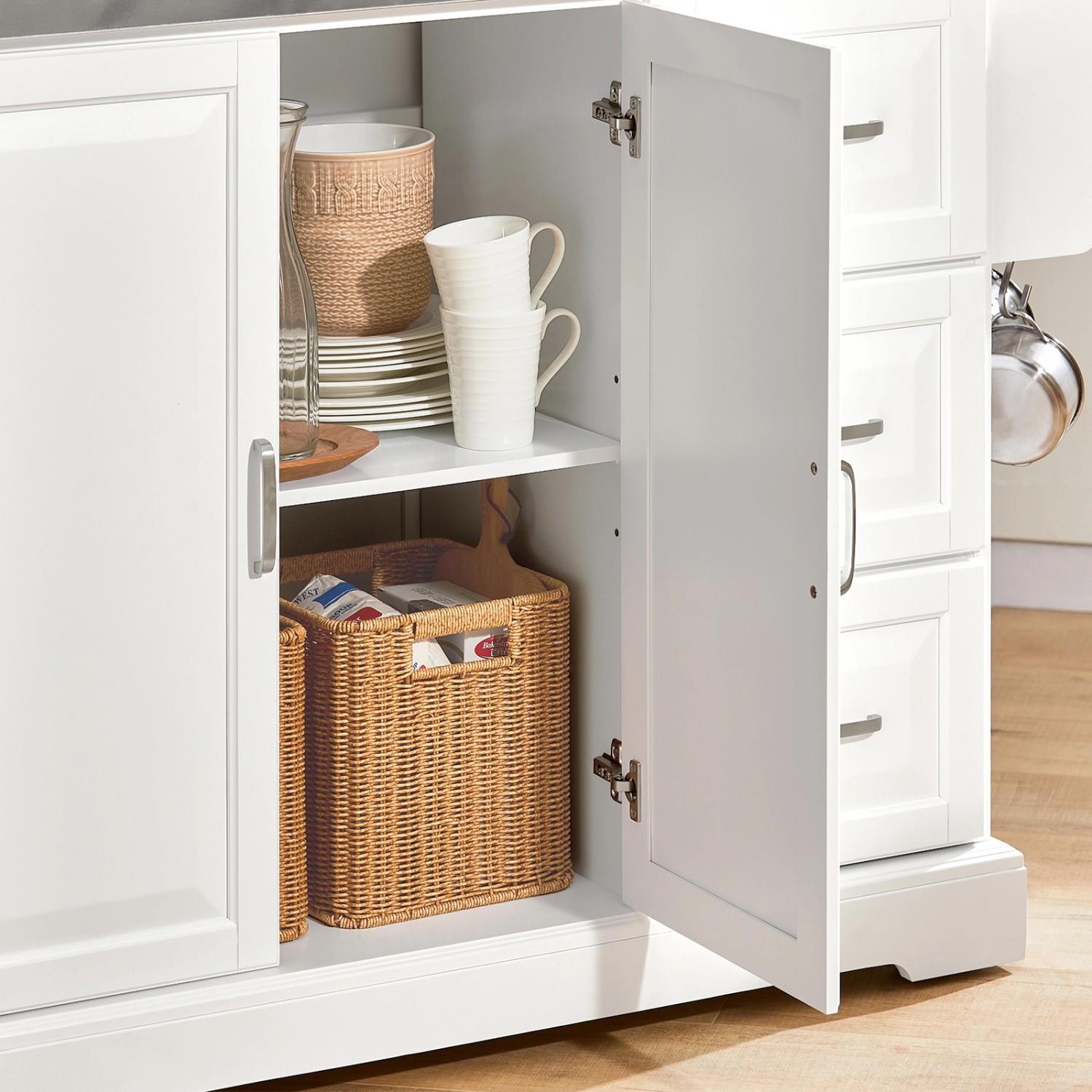 Küchenwagen FKW41-ST mit geöffnetem Schrank, gefüllt mit Geschirr und Körben.