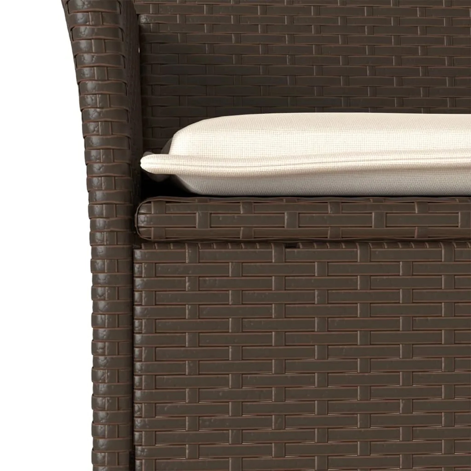 Detailaufnahme: Brauner Rattan Gartenstuhl mit cremefarbenem Kissen der vidaXL Essgruppe.