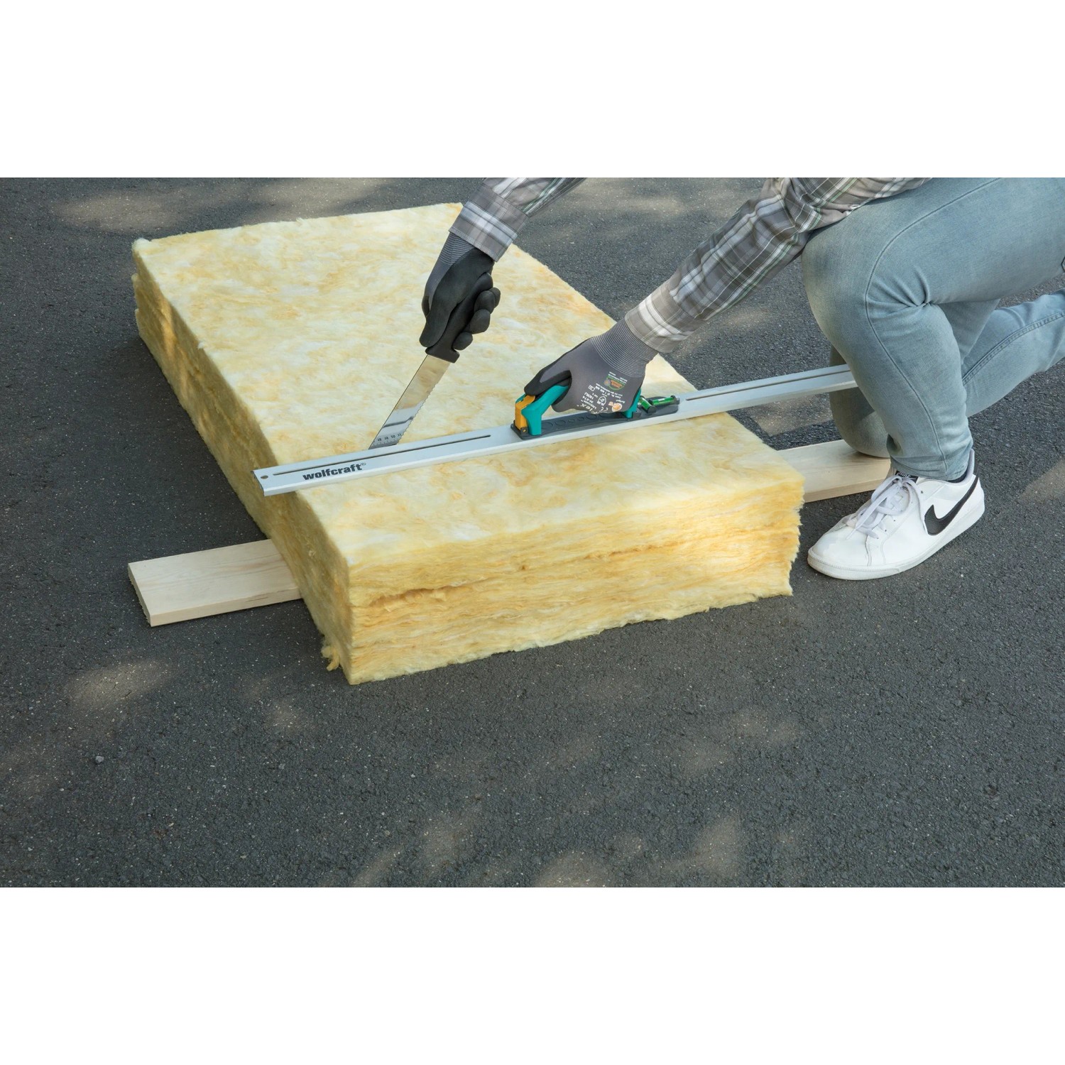 Wolfcraft Dämmstoffmesser schneidet Dämmstoff mit Führungsschiene. 305 mm Klinge.