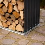 Anthrazitfarbenes Westmann Kaminholzregal aus Stahl, gefüllt mit Holzscheiten.