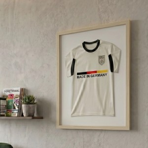 Naturfarbener Trikotrahmen aus Echtholz (50x70 cm) mit weißem Trikot und "Made in Germany" Aufdruck.