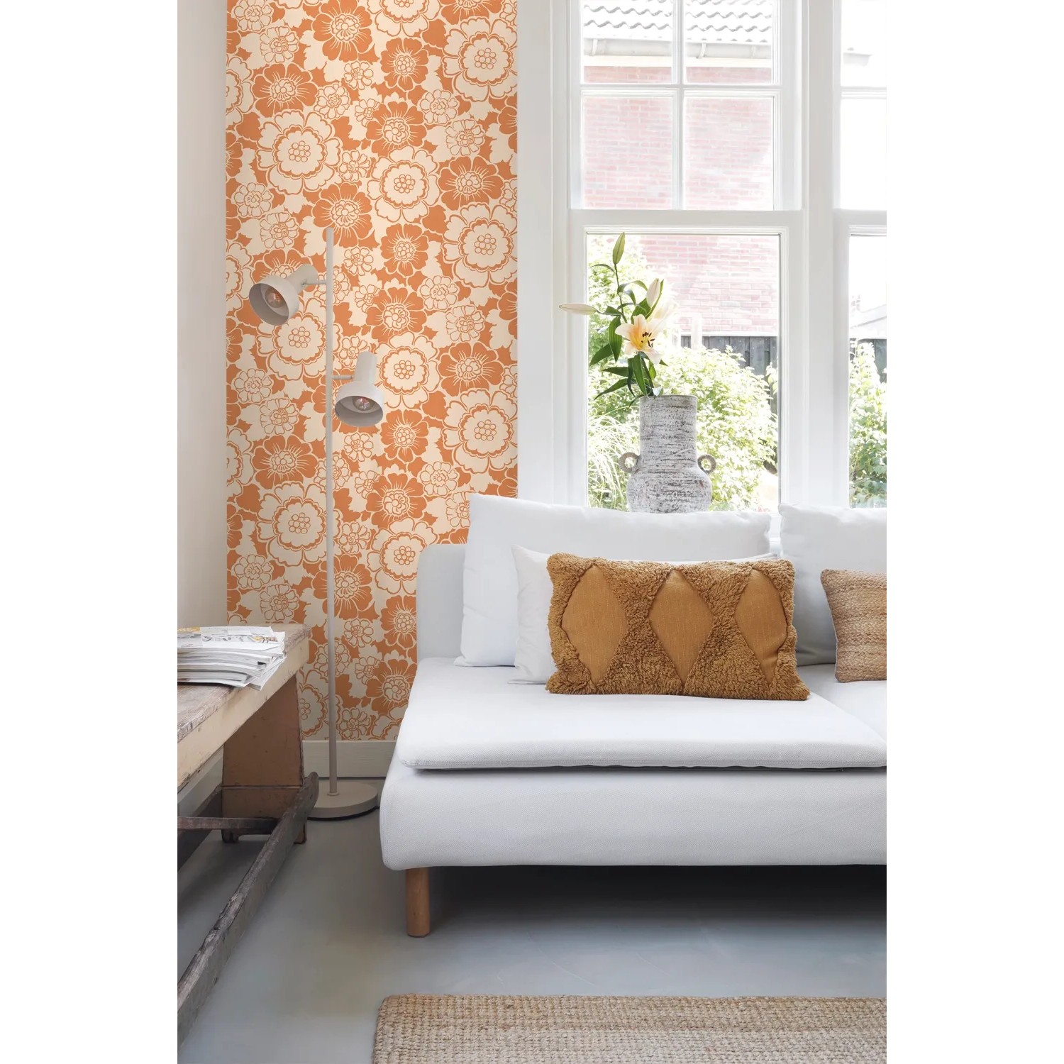 ESTAhome Vliestapete Retro Blumen Orange an Wand im Wohnzimmer. Dekorative Tapete mit floralem Muster für stilvolle Akzente.