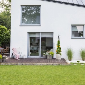 Schwarzer Relaxdays Rankobelisk aus Metall, 204 cm hoch, im Garten mit Kletterpflanze.