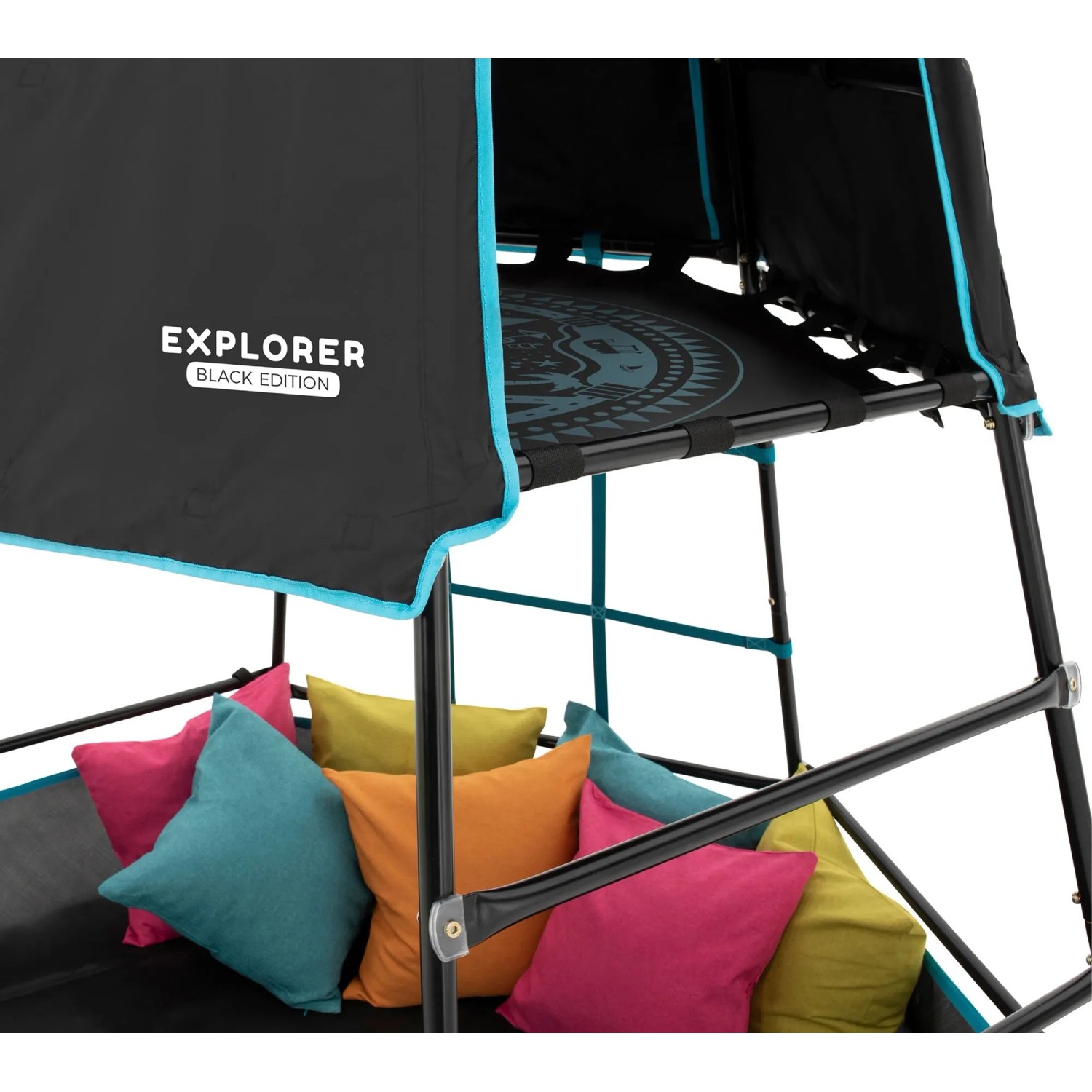 TP Toys Klettergerüst Explorer Schwarz. Detailansicht der Spielhöhle mit bunten Kissen und Logo auf schwarzem Zelt.