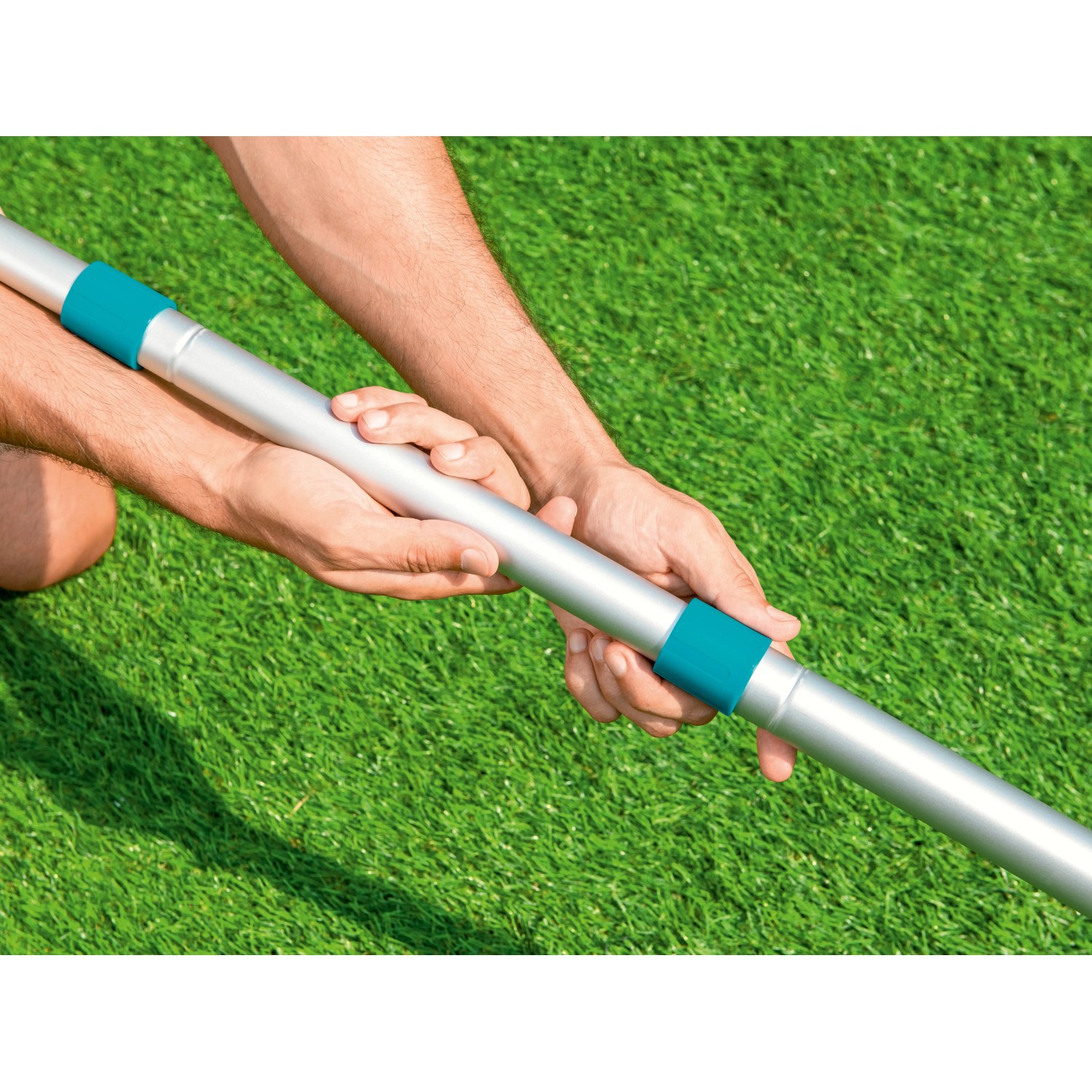 Bestway Pool Teleskopstange 360 cm aus Aluminium, mit blauen Griffen.