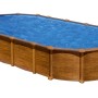 Ovaler Gre Pool Amazonia in Holzoptik, 730x375x132 cm, gefüllt mit blauem Wasser.
