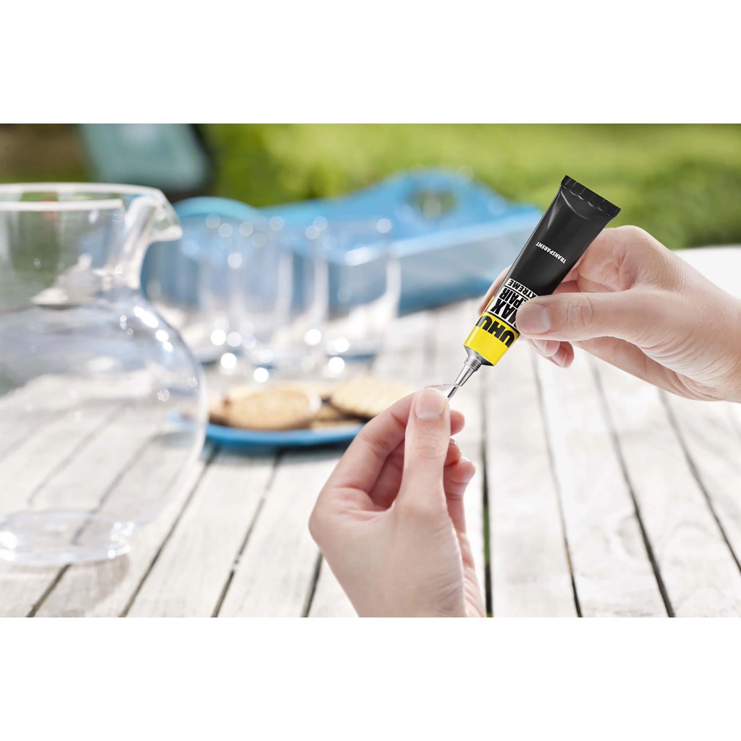 Anwendung von Uhu Alleskleber Max Repair Power 20g. Flexibler, transparenter Kleber für Reparaturen.