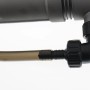 Grauer JBL Aquarium-Schlauch (Ø 12/16 mm) als Meterware, verbunden mit schwarzem Winkelstück.