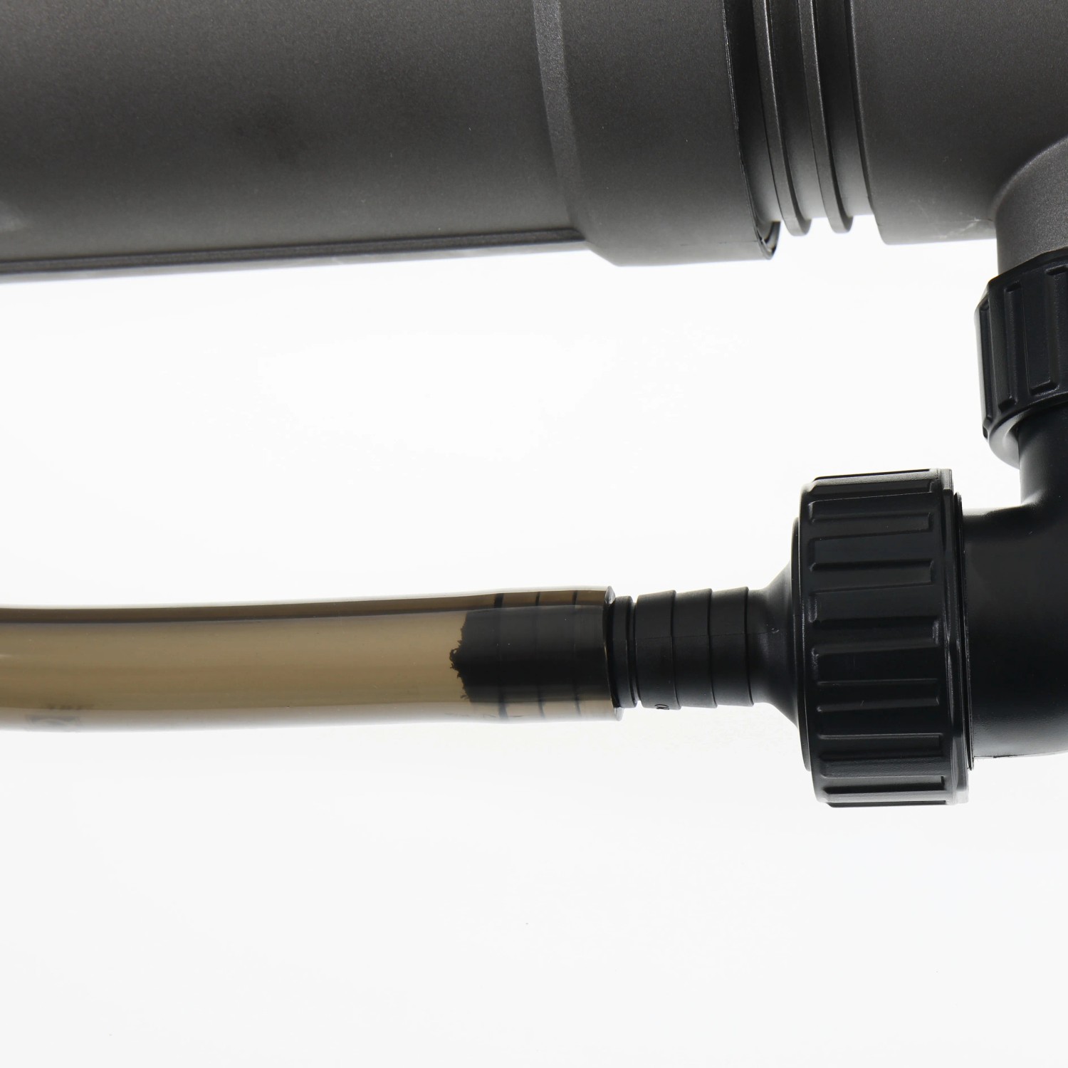 Grauer JBL Aquarium-Schlauch (Ø 12/16 mm) als Meterware, verbunden mit schwarzem Winkelstück.