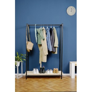 Regal aus Stahlrohr mit Kleidung und Schuhen. Eckstück Silber verzinkt.