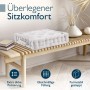 Naturfarbenes, gestepptes Beautissu Mila Stuhlkissen mit Tragegriff auf Holzbank. Bietet bequemen Sitzkomfort.