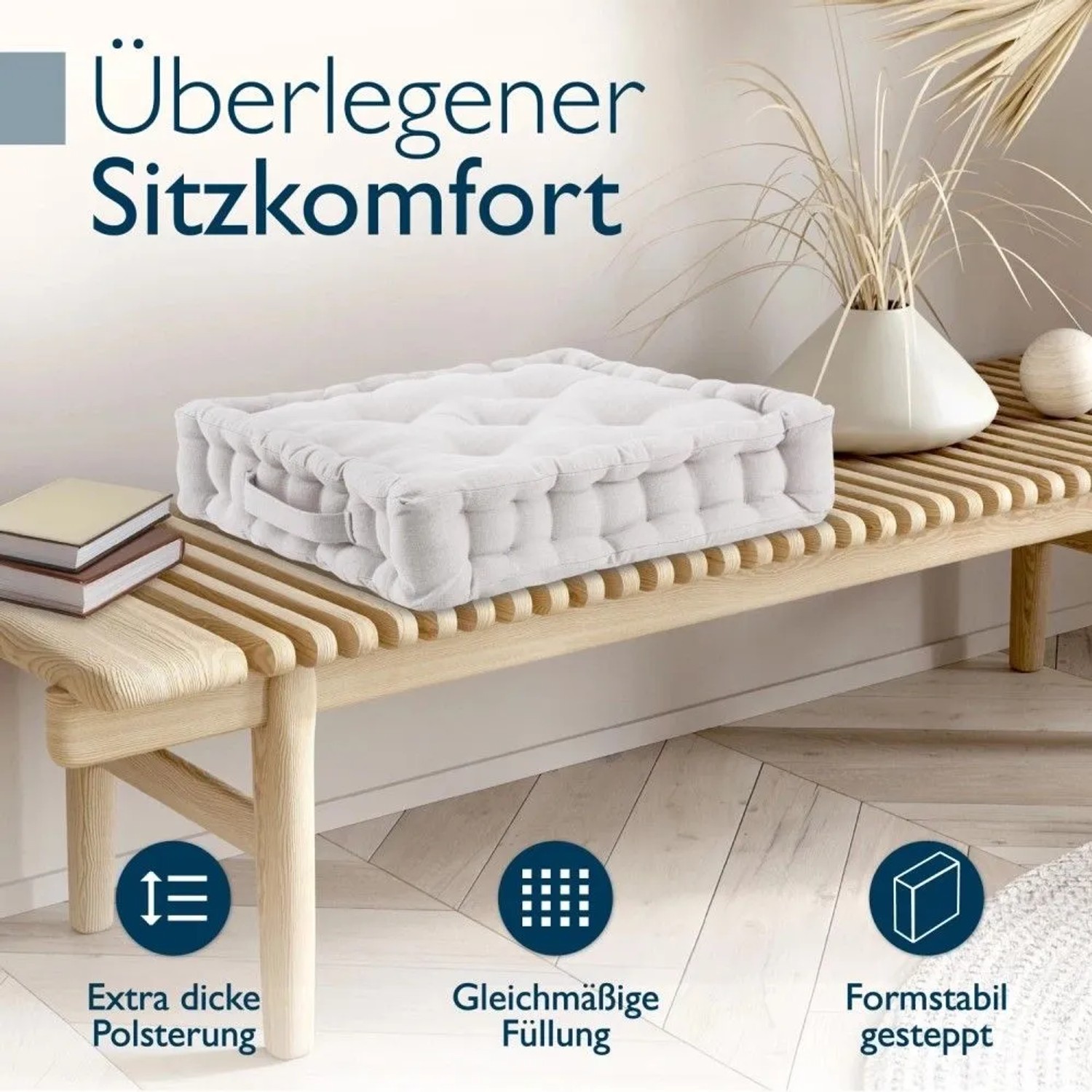Naturfarbenes, gestepptes Beautissu Mila Stuhlkissen mit Tragegriff auf Holzbank. Bietet bequemen Sitzkomfort.