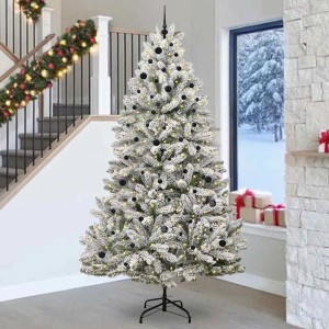 Künstlicher, weiß-grüner Weihnachtsbaum (270 cm) mit LED-Lichtern und schwarzen Kugeln im Wohnzimmer.