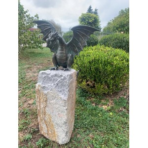 Bronze Drache Skulptur auf Findling, Gartendeko von Rottenecker. Detailreiche Gartenskulptur.