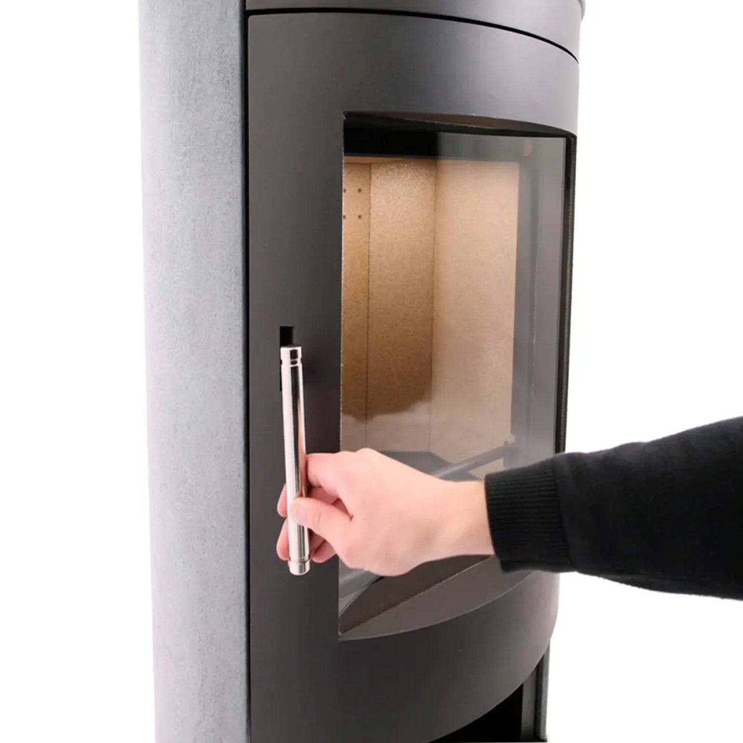 Detailansicht: Panadero Oviedo Kaminofen mit Specksteinverkleidung, Tür wird geöffnet.