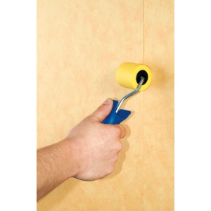 LUX Tapetennahtroller Moosgummi 5 cm im Einsatz zum Andrücken von Tapetennähten.