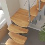 Raumspartreppe Quadro mit hellen Buchenholzstufen und silbernem Mittelholm. Gewendelte Innentreppe mit einseitigem Geländer.