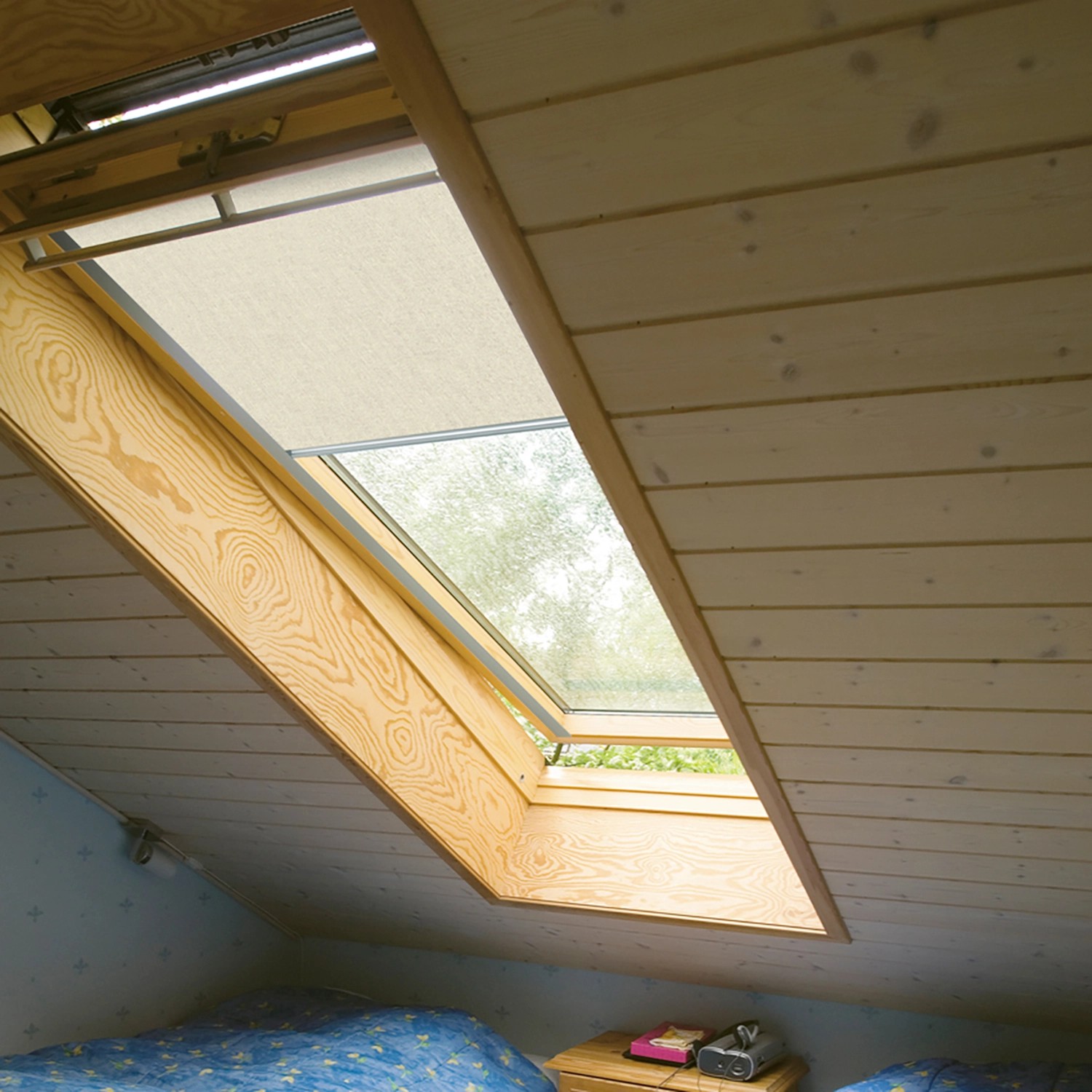 Velux Sichtschutzrollo, beige, manuell bedienbar am Dachfenster für optimalen Sichtschutz.