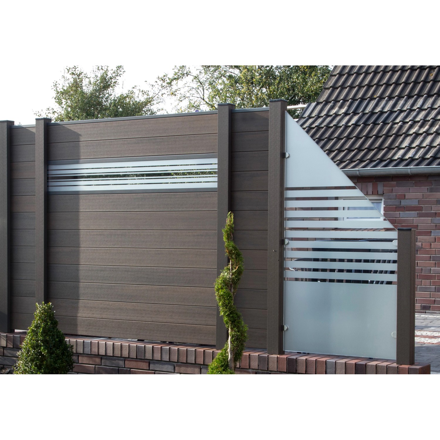 GroJa Steckzaun Solid Walnuss mit Glas-Einsatz, 180x180 cm, Sichtschutzzaun für Garten.