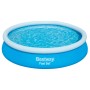 Blauer Bestway Fast Set Aufstellpool, rund, mit weißem Luftring und Wasser gefüllt. Ideal für Badespaß im Garten.