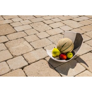 Diephaus Pflasterstein Collo Sandstein 14x14x7 cm mit Obstschale auf verlegter Fläche.