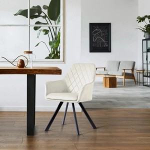 Eleganter beiger Esszimmerstuhl mit Armlehne, Samtbezug, Rautenmuster und schwarzen Metallbeinen im modernen Wohnzimmer.