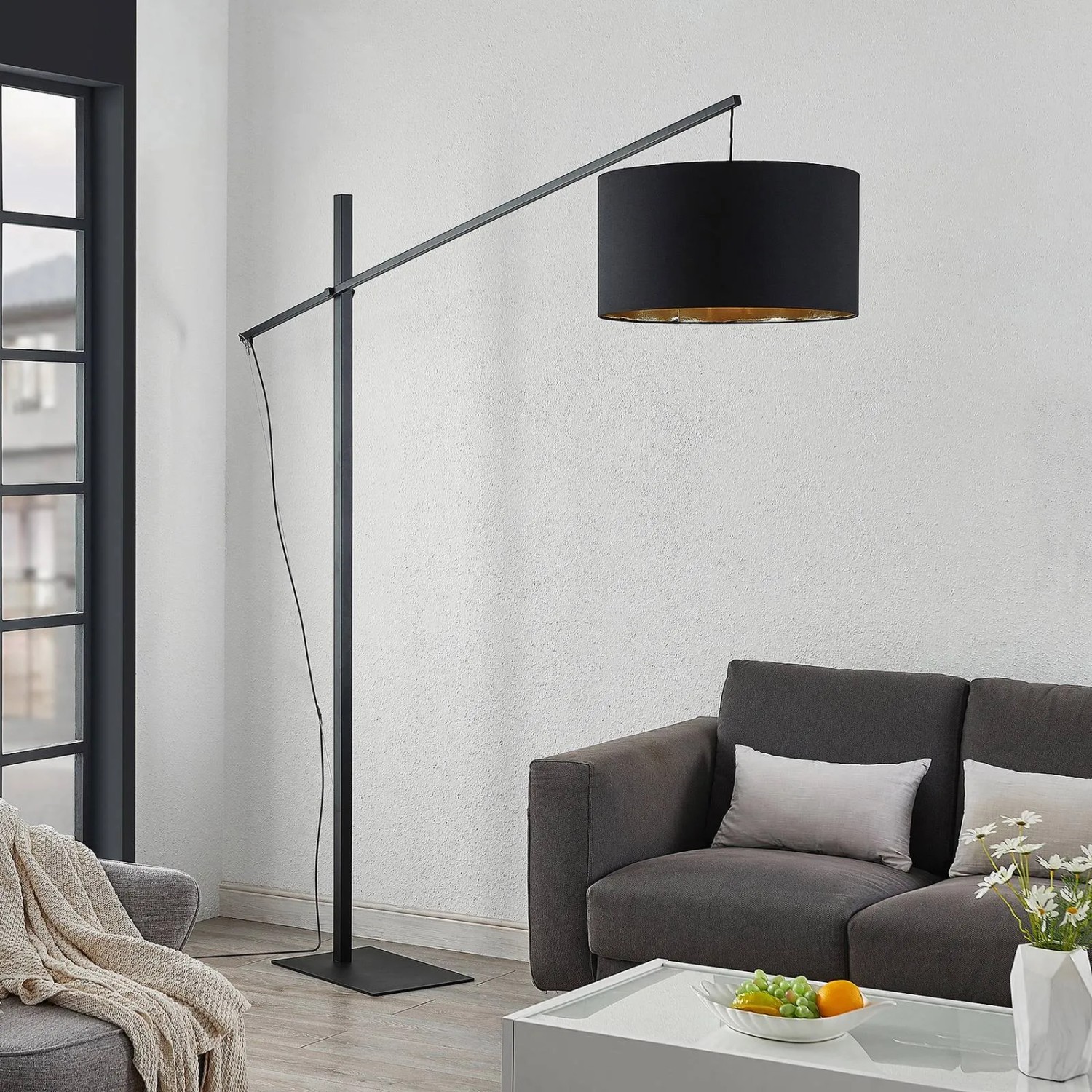 Moderne Arcchio Bogenlampe Mossa, schwarz, mit goldenem Lampenschirm für Wohnzimmer.