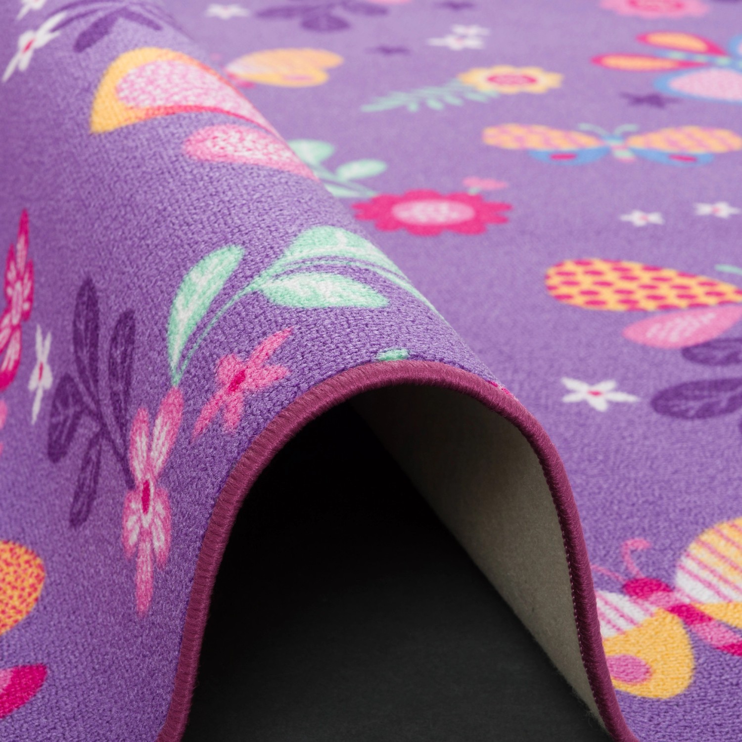 Kinder Spielteppich Schmetterling lila, 160x160cm, Kurzflorteppich mit bunten Motiven.