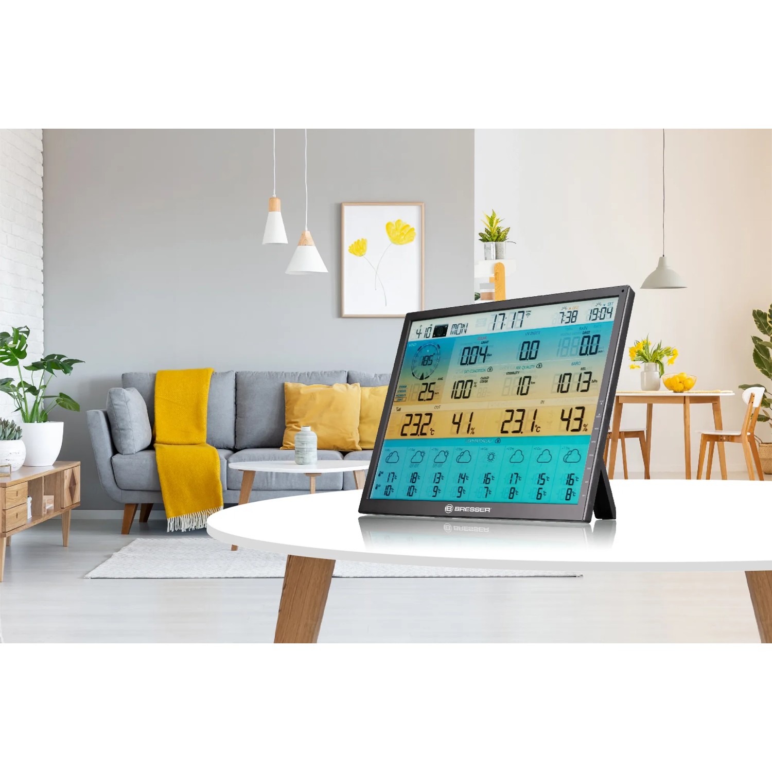 Schwarze Bresser Solar-WLAN-Wetterstation 4CAST XL 7-in-1 mit großem Farbdisplay auf einem Tisch.